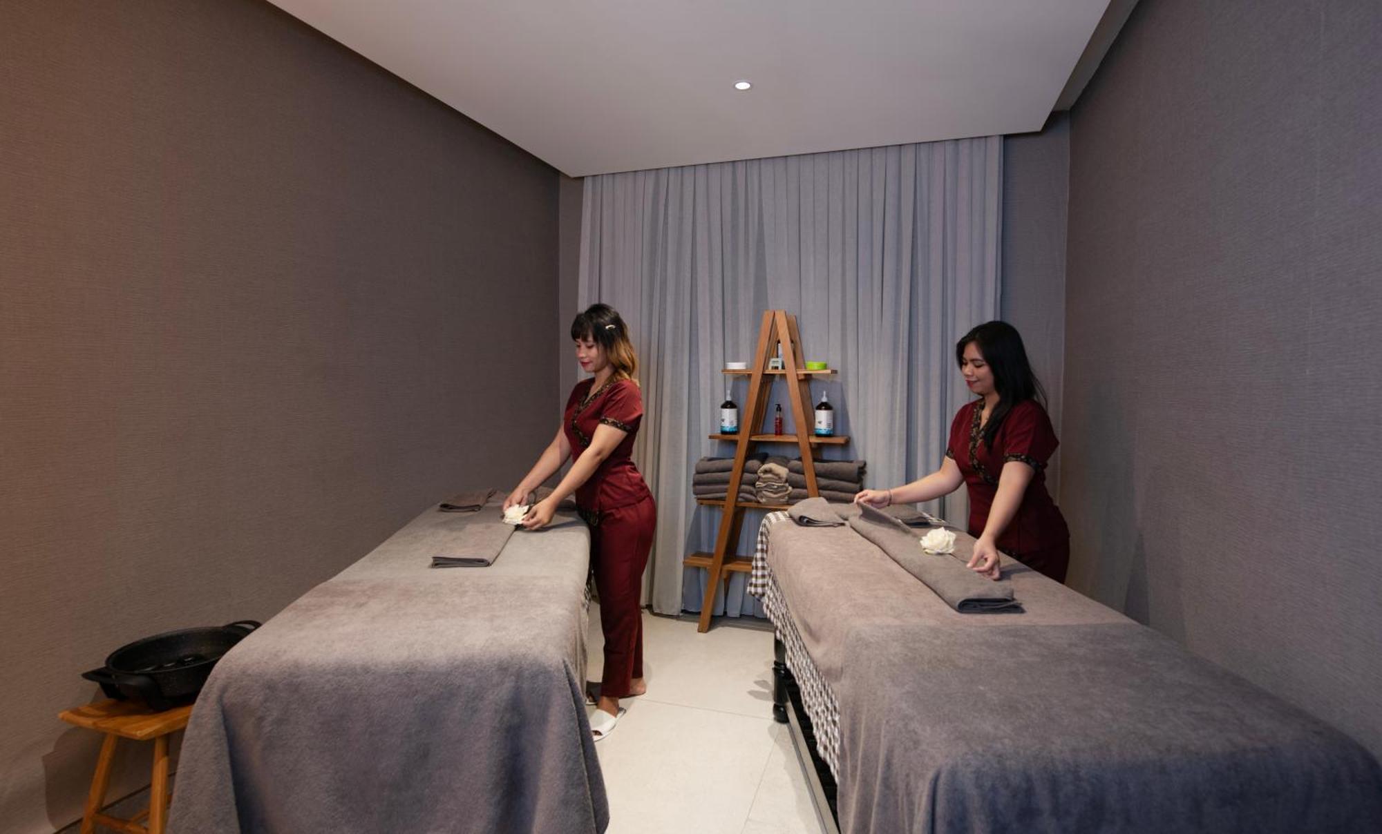 Day One Beach Resort & Spa - Adult Only Alanya Esterno foto Thai massage therapists at work