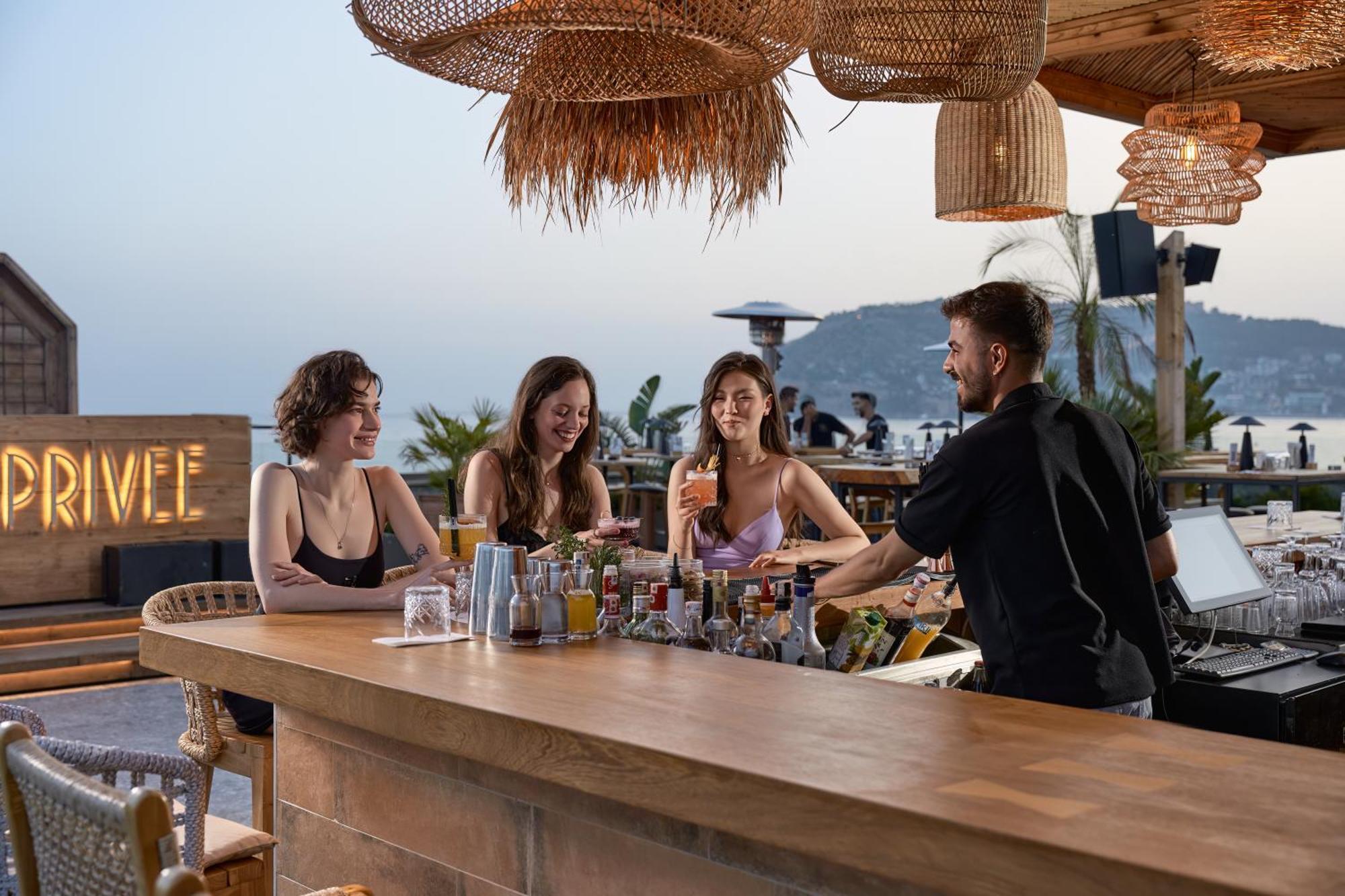 Day One Beach Resort & Spa - Adult Only Alanya Esterno foto The bar at the hotel