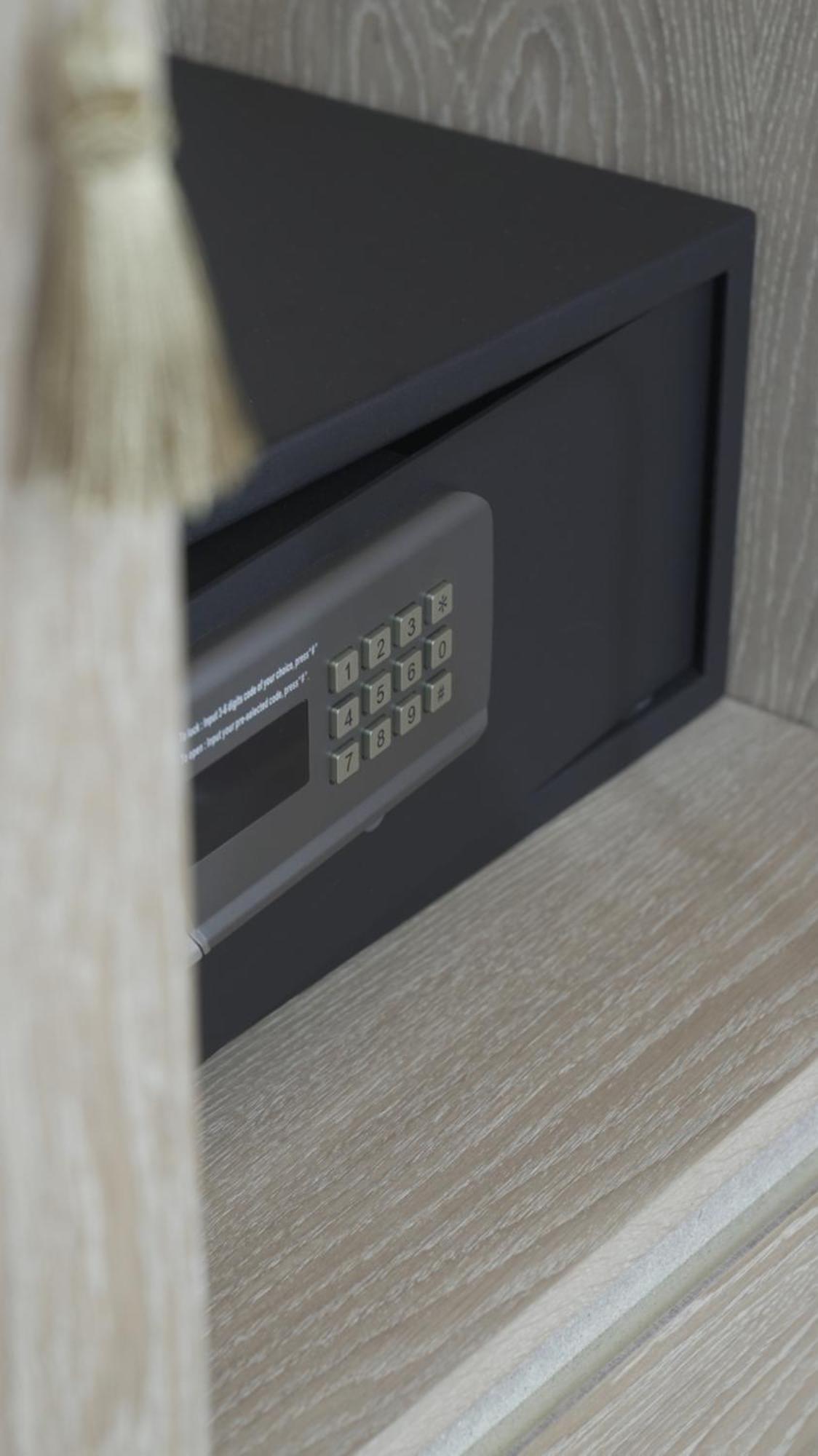Day One Beach Resort & Spa - Adult Only Alanya Esterno foto A safe in a hotel room